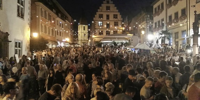 Tausende von Besuchern drngten sich a...Lichternacht in der Endinger Altstadt.  | Foto: Martin Wendel