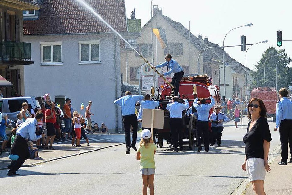 Löschangriff beim Festumzug (Foto: Horatio Gollin) Löschangriff beim Festumzug (Foto: Horatio Gollin)