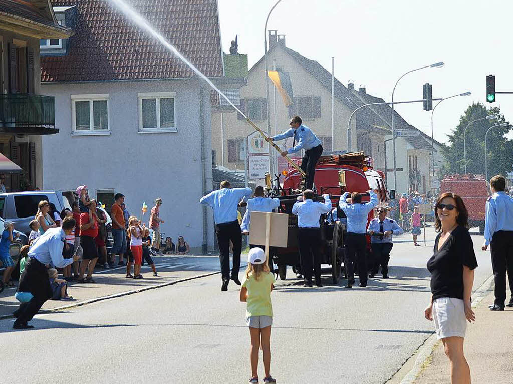 Löschangriff beim Festumzug Löschangriff beim Festumzug