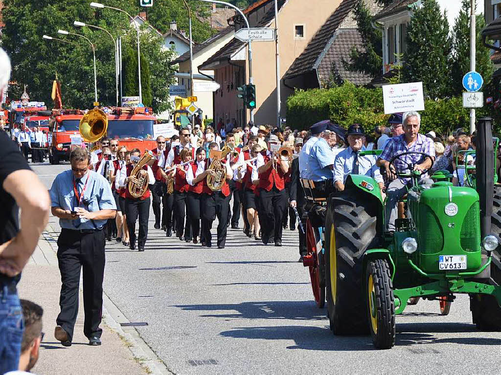 700 Teilnehmer in 45 Gruppen marschierten oder fuhren durch Schwörstadt. 700 Teilnehmer in 45 Gruppen marschierten oder fuhren durch Schwörstadt.