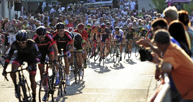 Fnfzigmal kurbelten die Elitefahrer d...feuert von vielen, vielen Zuschauern.   | Foto: Pressebro Schaller