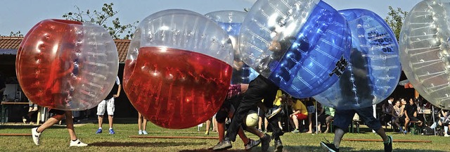 Ran an den Ball: Beim Bubblesoccer gar nicht so einfach wie man denkt.  | Foto: Dennis Schwarz