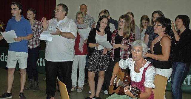 &#8222;Ein Hoch auf Brigitte&#8220; &#...ahren an der Spitze des Vereins steht.  | Foto: Christiane Sahli