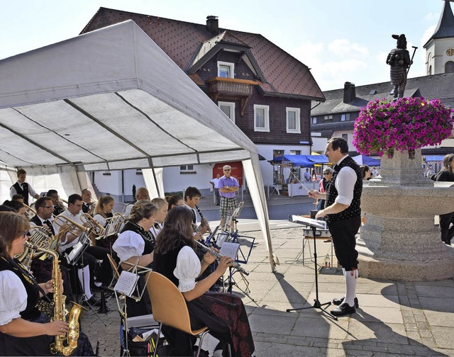 Der Musikverein Kappel erffnete am So... viel los rund um den Dengelebrunnen.   | Foto: Evamarie Kurfess