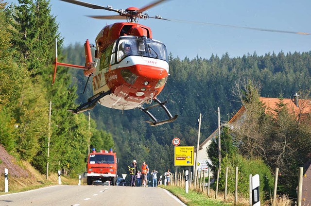 Unfall St. Mrgen: Die Bschung hinunt... Der Rettungshubschrauber im Einsatz.   | Foto: M.Ganz