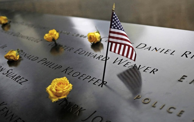 Erinnerung: Die Namen der Terroropfer ...e jedes Jahr am Ground Zero verlesen.   | Foto: DPA