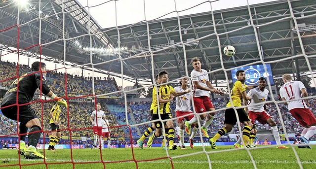 Erfolg gegen Dortmund im ersten Heimsp...Bundesliga ist in Leipzig angekommen.   | Foto: dpa