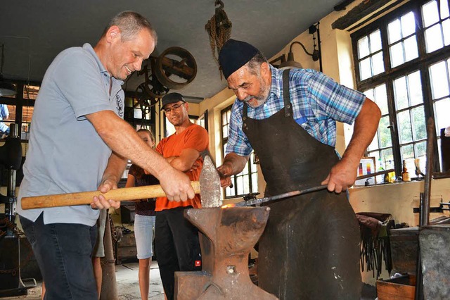 Schmiedehandwerk wurde den Besuchern in der alten Mambacher Schmiede vorgefhrt  | Foto: Paul Berger