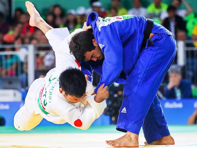 Nikolai Kornha wirft  Aramitsu Kitazo...atte und holt sich die Bronzemedaille.  | Foto: dpa
