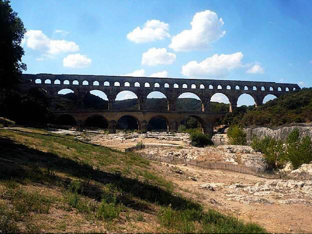 Das Foto von Armin Moog  aus  Kappel-Grafenhausen entstand auf der Heimfahrt  aus dem Sdfrankreichurlaub und zeigt die Brcke Pont Du Gard bei Nimes. Die Brcke ist auf der Rckseite des 5-Euro-Schein abgebildet.