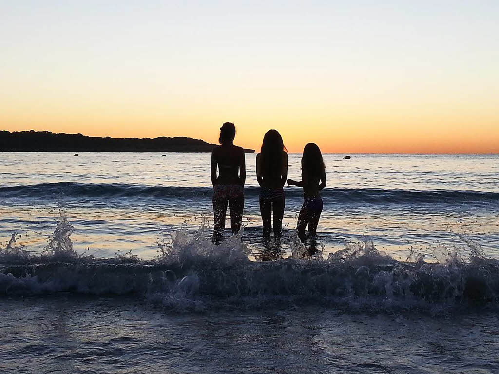 Dieses Foto enstand frh morgens um 7 Uhr bei Sonnenaufgang am  Strand von Sa Coma  auf Mallorca: Es zeigt   die drei Tchter von Heiko Himmelsbach aus Seelbach-Wittelbach,  Milena, Alicia und Tamira.