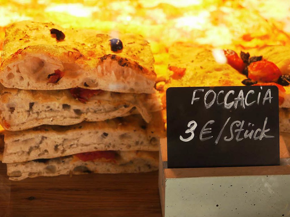 Die Foccacia werden mit Käse oder Schinken gefüllt und auf dem Grill erwärmt.  | Foto: Carolin Buchheim