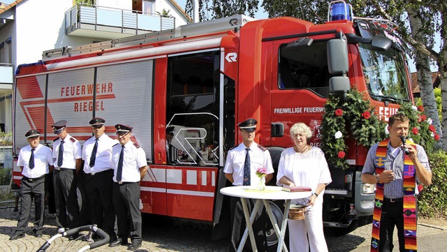 Pfarrer Jrgen Schindler, Eugenia Sing...neuen Fahrzeugs der Feuerwehr Riegel.   | Foto: Helmut Hassler