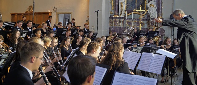 Das Verbandsjugendorchester Hochrhein mit seinem Dirigenten Julian Gibbons  | Foto: Silke Hartenstein