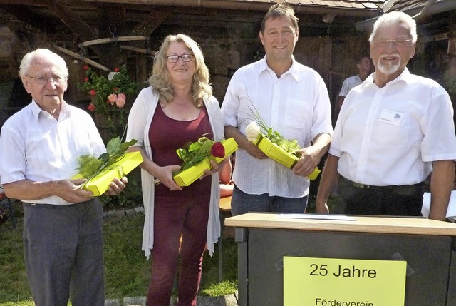 Lothar Kniefeld (rechts) ehrte die akt... Ehrler und Horst Ehrler (von links).   | Foto: Karlernst Lauffer