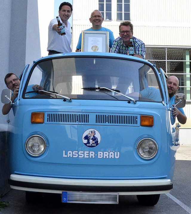 Technischer Brauereileiter Klaus-Diete...r Olof Endler mit dem Bier des Monats.  | Foto: Sophia Hesser