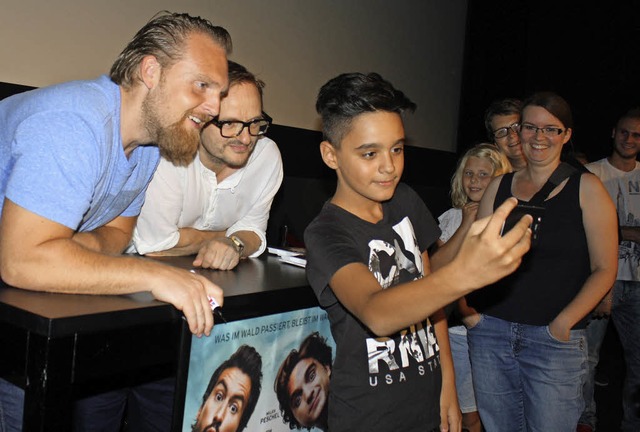 Selfies mit Axel Stein (l.) und Milan Peschel waren gefragt.   | Foto: J. Trauden