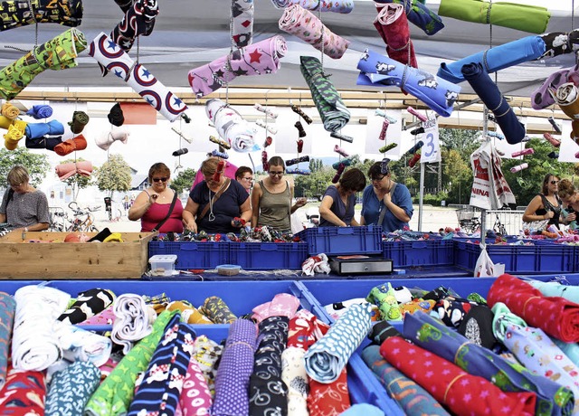 Stbern in Stoffen: Bunte Farben, viel...fmarkt auf dem Messegelnde kommt an.   | Foto: J. Trauden