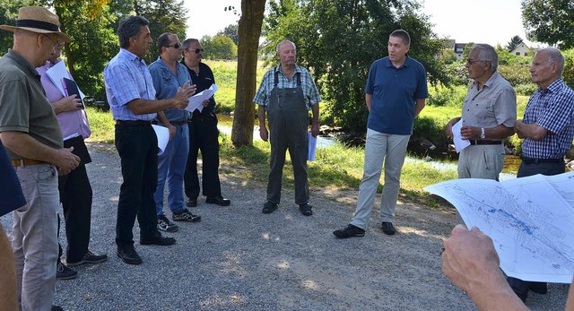 Ortstermin am Neumagen: Stadtrat Marti...erungsprsidium (Dritter von rechts).   | Foto: Barbara Schmidt