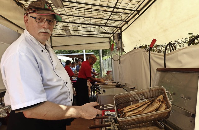 Am laufenden Band holte  Arno Ritzi Forellen aus dem Bratfett.   | Foto: J. Hgg