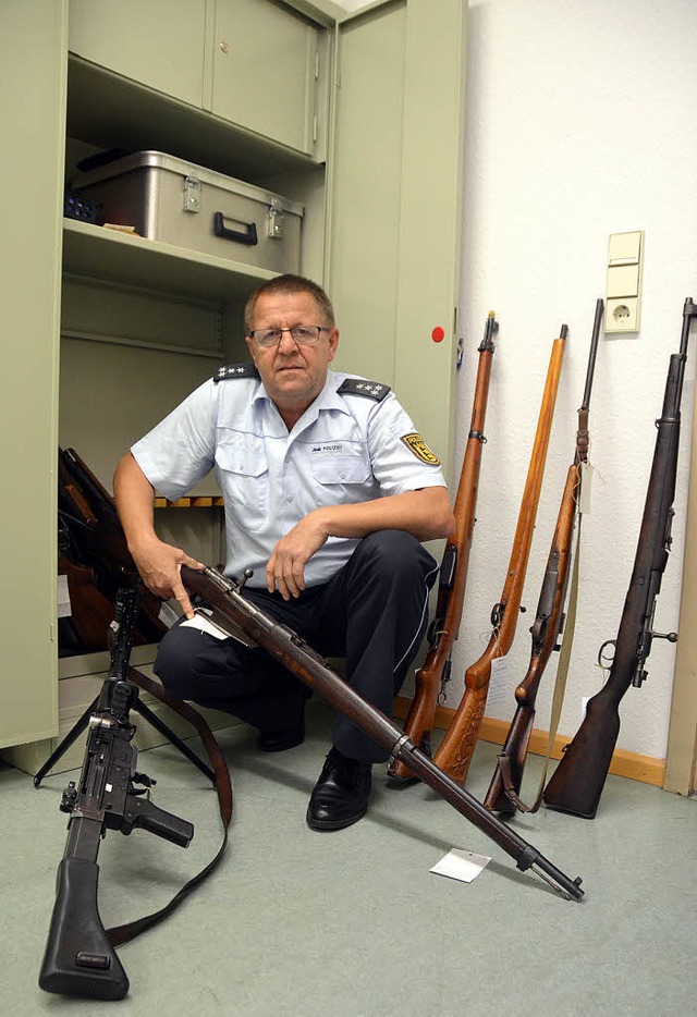 Dieter Wild mit einem Teil der gefunde...n Maschinengewehr der Schweizer Armee.  | Foto: Verena Pichler 