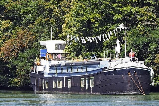 Frachter Lorin liegt noch vor Anker