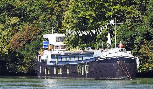 Der Frachter Lorin wird wohl erst mal beim Ruderclub liegen bleiben.   | Foto: Ursula Schiller