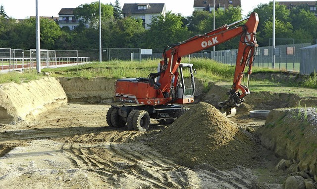 Die Baugrube im Hlzele von Efringen-K...der Rohbau bald begonnen werden kann.   | Foto: Langelott