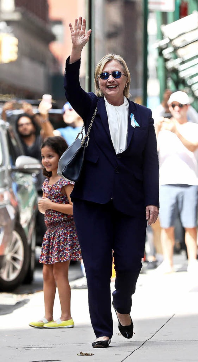 Hillary Clinton zeigt sich nach dem Sc...ntlichkeit und winkt Journalisten zu.   | Foto: AFP