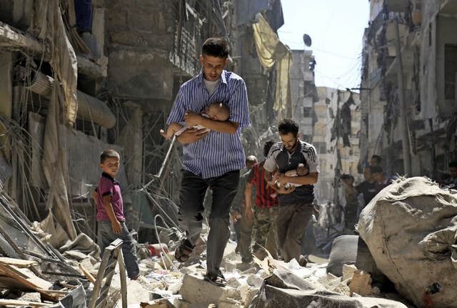 Mnner bringen in Aleppo Babys in Sich...hoffen auf eine lngere   Waffenruhe.   | Foto: afp