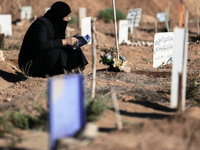 Eine Frau trauert auf einem der zahllo...Das Biold entstand in der Stadt Douma.  | Foto: AFP