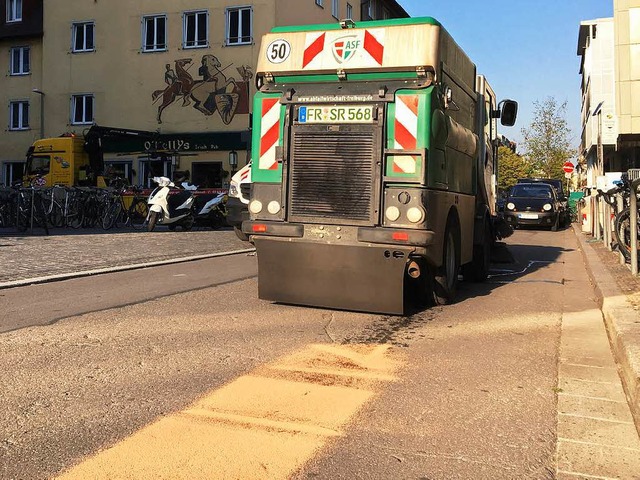 Schreck am sonnigen Morgen: Der Kehrwa...estreut und der Abschlepper schon  da.  | Foto: Simone Hhl