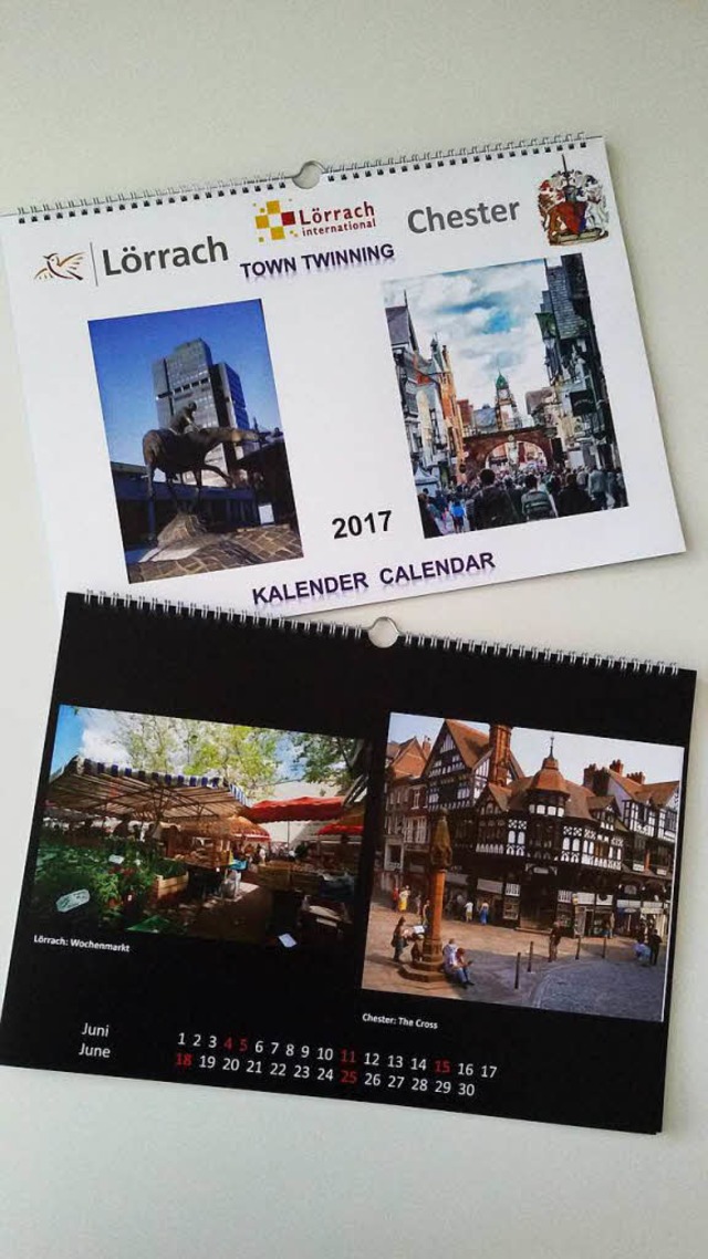 Der gemeinsame Kalender mit Stadtmotiven von Lrrach und Chester  | Foto: Stadt