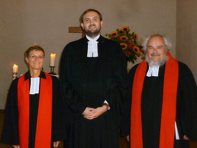 Ins Amt eingefhrt: Dekanin Brbel Sch...nd Pfarrer Christian Rave (von links).  | Foto: Gabriele Rasenberger