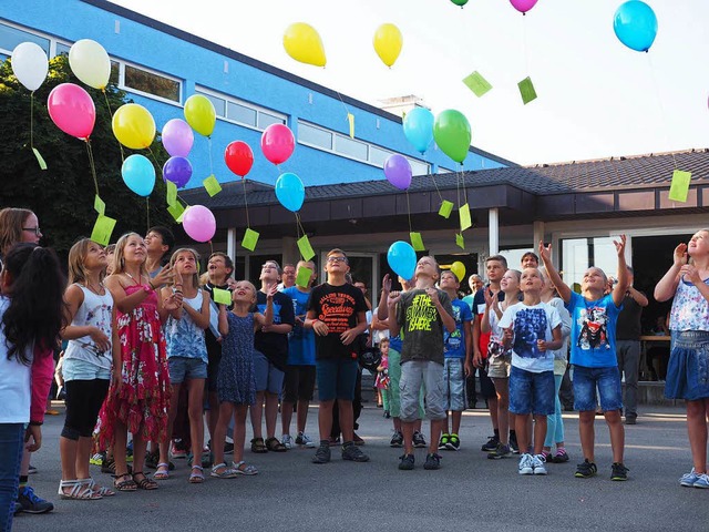 Bunte Luftballons mit guten Wnschen f...aben die neuen Schler steigen lassen.  | Foto: Susanne Gilg