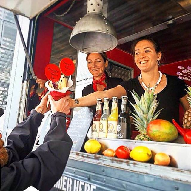 Lola Heidel und  Agnes Naumann verkaufen Burger  | Foto: privat