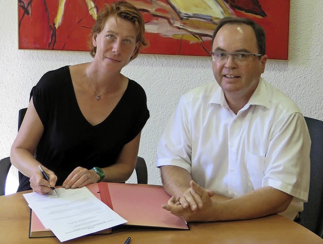 Regisseurin Katja Thost-Hauser und Br...fer unterzeichnen den neuen Vertrag.    | Foto: Gemeinde Seelbach