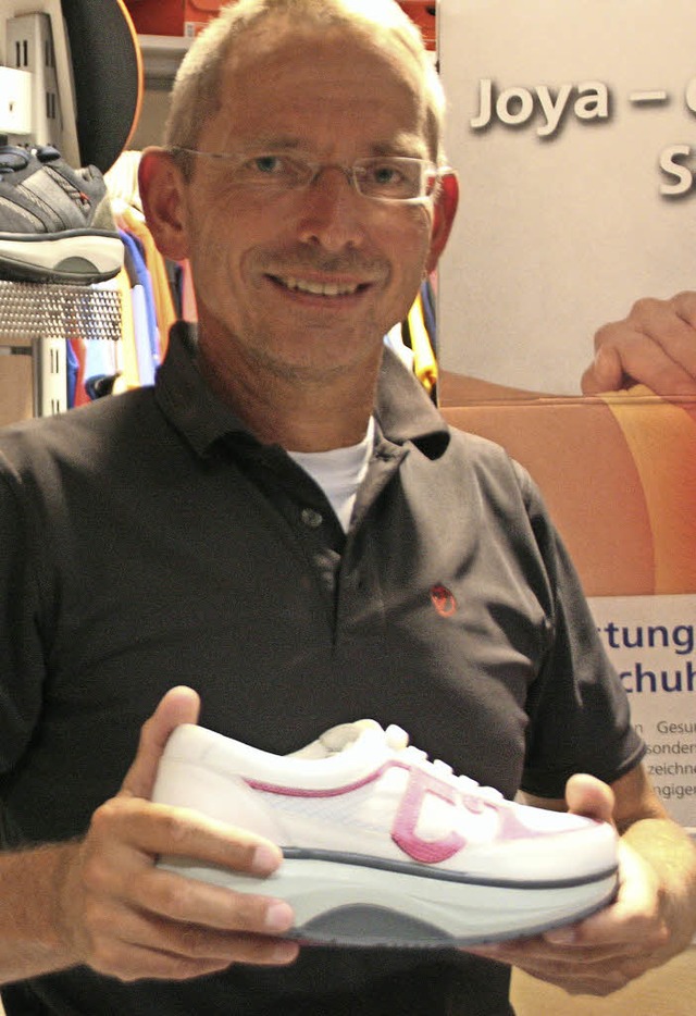 Frank Philipp ist berzeugt von der positiven Wirkung der Joya-Schuhe.  | Foto: kf