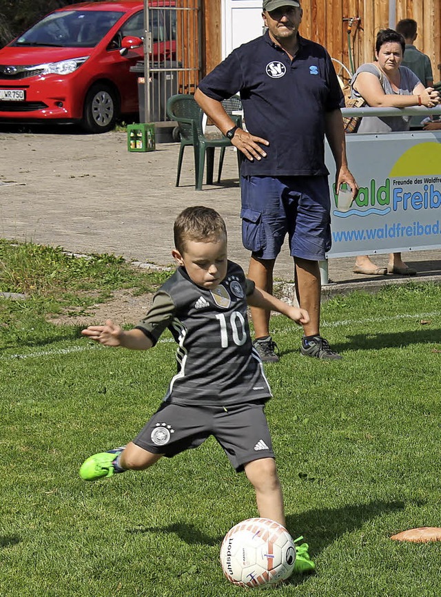 Der kleine Paul aus Lffingen (am Ball...nehmer. Im Hintergrund Peter Schmidt.   | Foto: Cornelia Liebwein