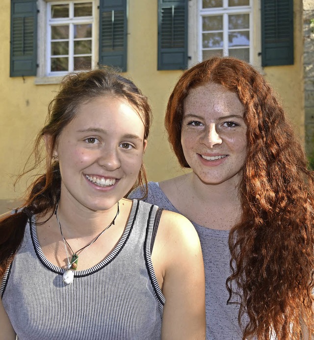 Die jungen Regieassistenzen Cline Illbertz (links) und Julia Hochscheidt  | Foto: Gabriele Hennicke
