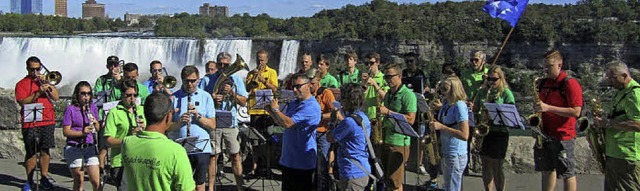 Die Musikerinnen und Musiker der Stadt...gegen das Drhnen der Wasserflle an.   | Foto: Privat