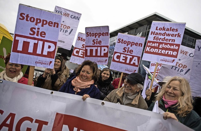 Gegen die Freihandelsabkommen CETA und...eit einiger Zeit hufig demonstriert.   | Foto: dpa