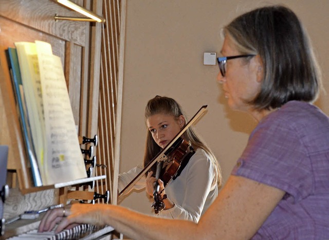 Die 17-jhrige Pauline Gnann wurde von...Mutter Monika an der Orgel begleitet.   | Foto: Gabriele Hennicke