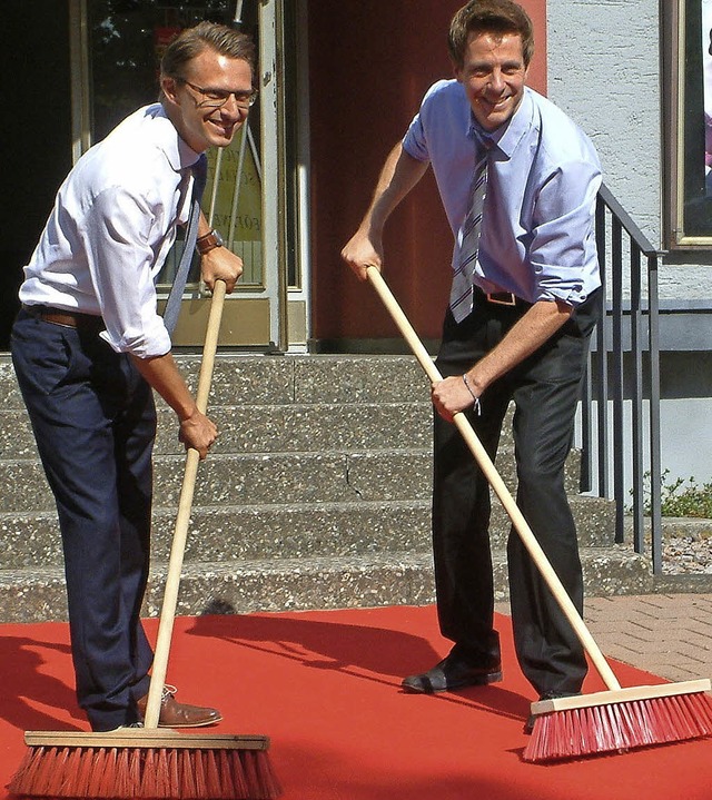 Bringen den roten Teppich vor dem Glor...mnnische Direktor Alexander Dieterle   | Foto: Roswitha Frey