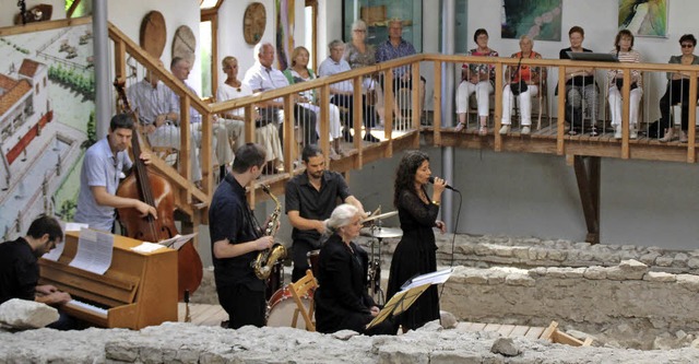 Rundum war die Balustrade in der Rmer...e herrschte  whrend Gesang und Musik.  | Foto: Rolf Reimann