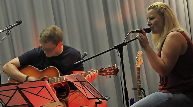 Lena Schmidt singt, begleitet von Christian Haube   | Foto: Herbert Geisler
