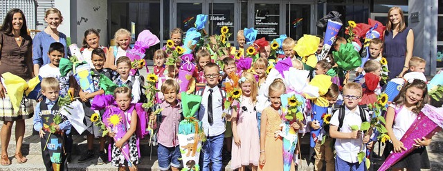 Herzlich hie die Hebelschule ihre 34 ...ionslehrerin) zum Erinnerungsfoto auf.  | Foto: Eva Korinth