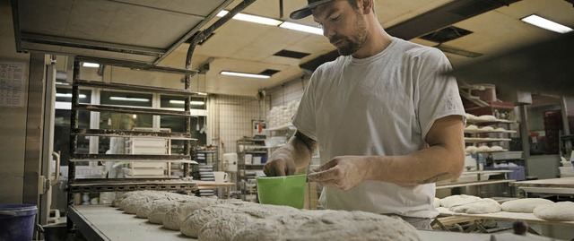 Bckermeister Michael Schulze von der ...ei Pfeifle bei der nchtlichen Arbeit   | Foto: Lennart Fritze