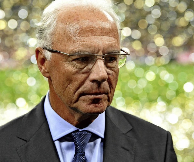 Von wegen Glitzerschein: Franz Beckenbauer ist in Bedrngnis  | Foto: dpa