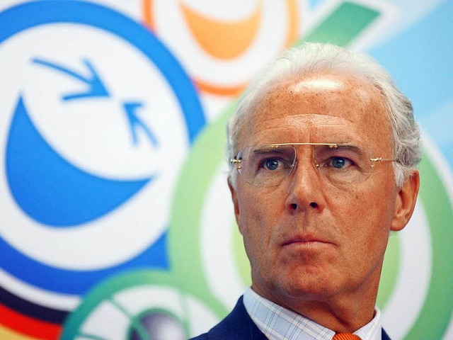 Franz Beckenbauer, der damalige Prsid...den Stand der Organisation der WM vor.  | Foto: dpa